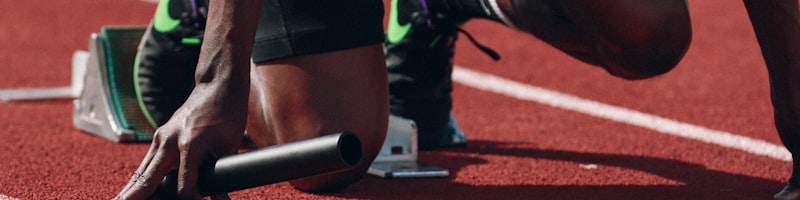 足球运动员在绿茵场上激烈拼抢的瞬间特写