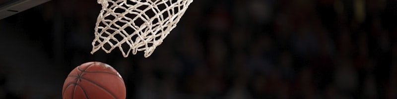 篮球运动员高高跃起扣篮的精彩动作