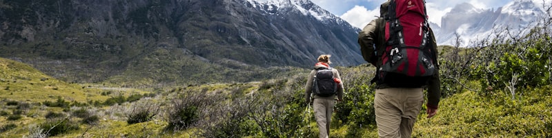 登山运动员在雪山峭壁上攀爬的壮观场景